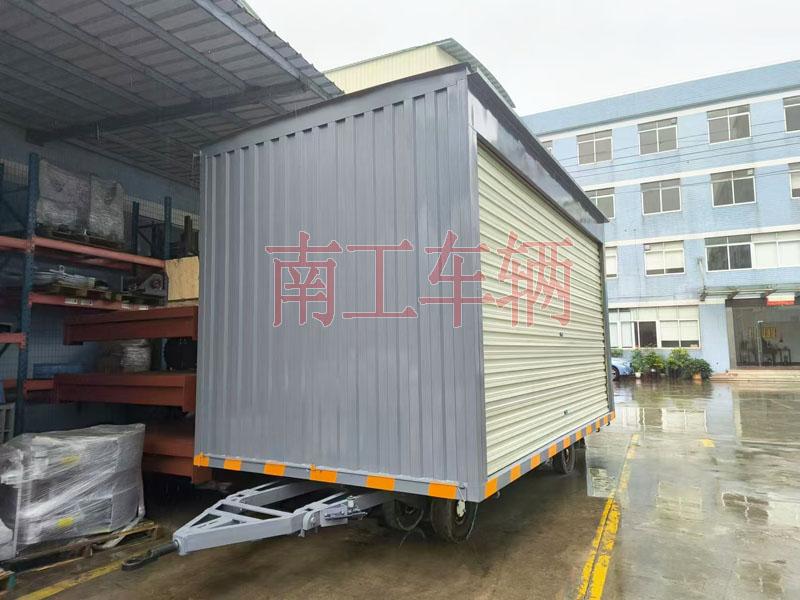 10吨箱式三亿体育入口（中国）两侧带卷帘门 牵引雨篷拖车