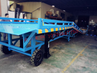 1676946474841772.jpg 8吨移动式登车桥1I.jpg