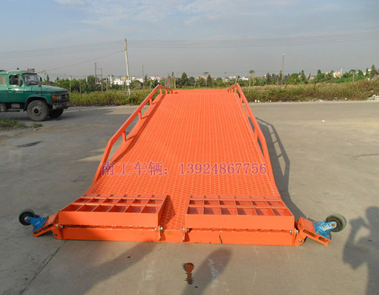 1677811586746030.jpg 移动式登车桥.jpg