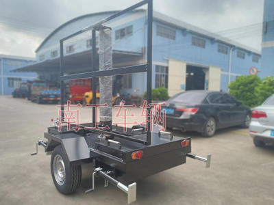 1690164240867834.jpg 0.5吨简易LED广告拖车带升降不带旋转6i.jpg