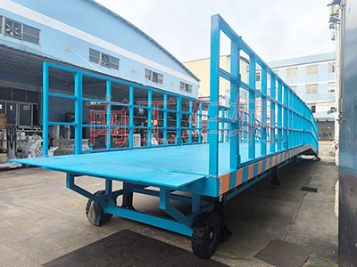 1753317274226676.jpg 13吨重型移动式登车桥 护栏加高4I.jpg